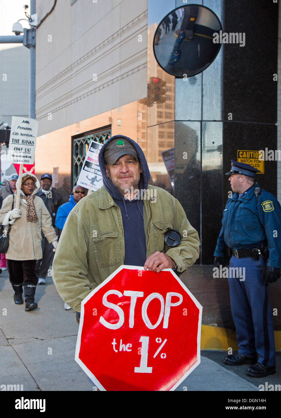 Detroit, Michigan - città di Detroit i dipendenti e gli altri membri del sindacato raccolse presso il Tribunale federale come giudice Steven Rodi ha iniziato le audizioni sul se la città è idoneo per fallimento. I sindacati si oppongono alla città di fallimento del deposito, come sarebbe probabile risultato in pensioni e cure sanitarie tagli. Credito: Jim West/Alamy Live News Foto Stock