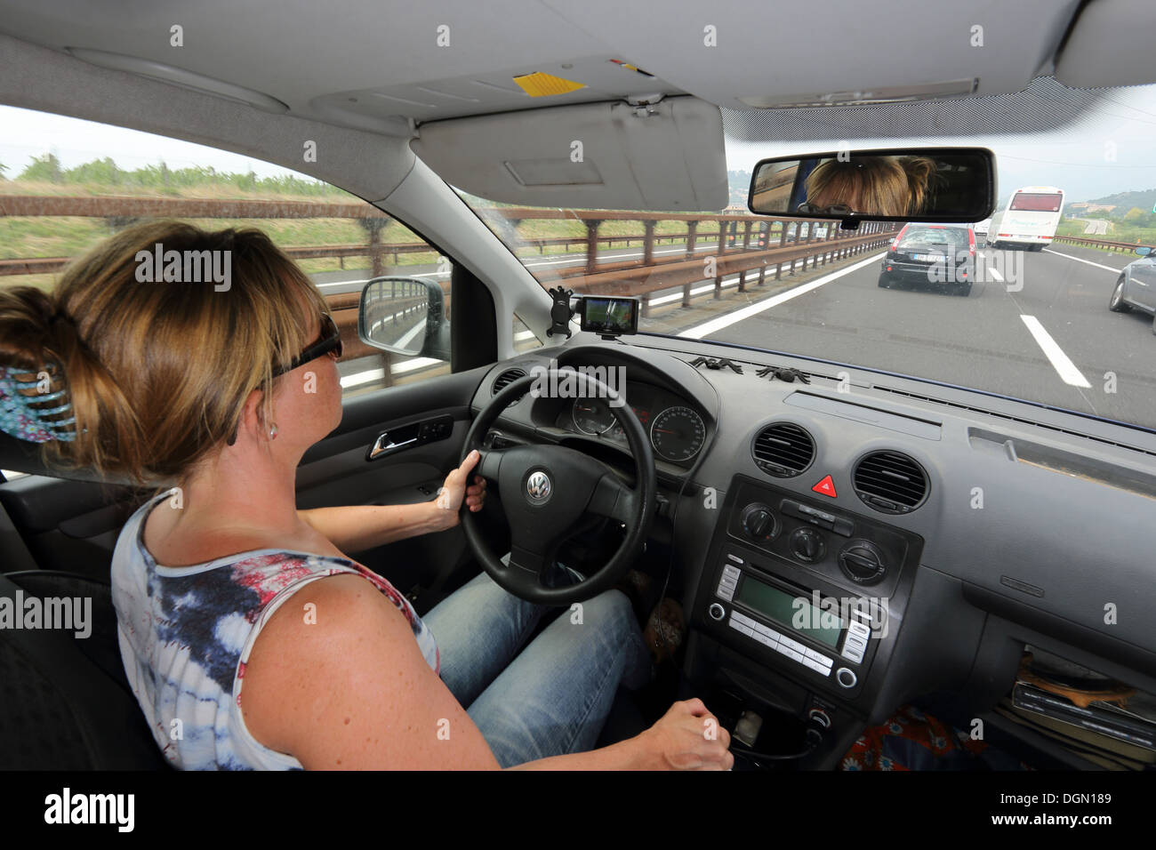 Trento, Italia, una donna alla guida di auto di concentrazione Foto Stock