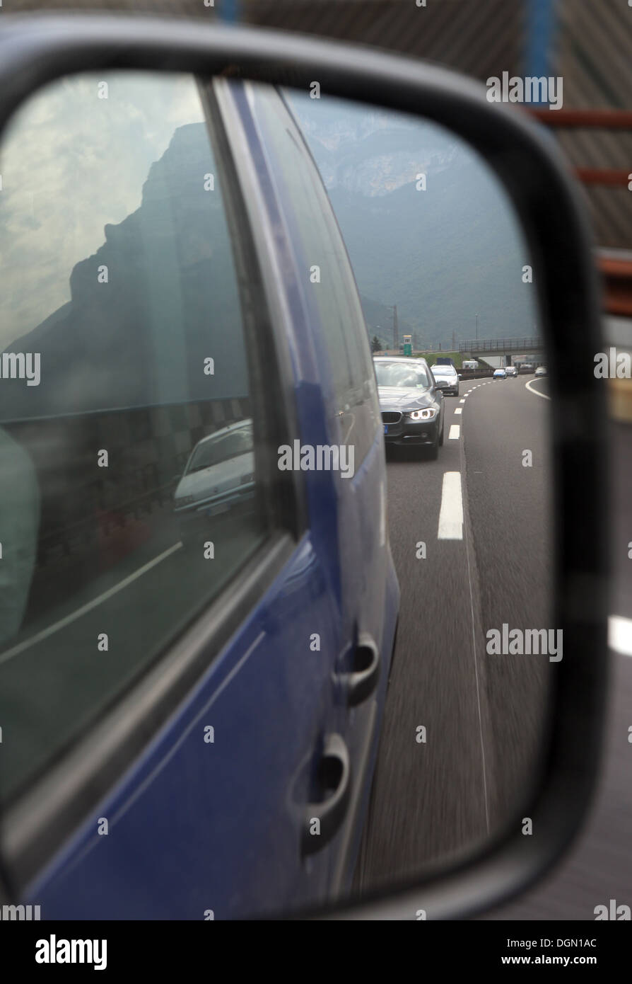 Trento, Italia, guardare nella giusta specchio retrovisore esterno di una automobile Foto Stock