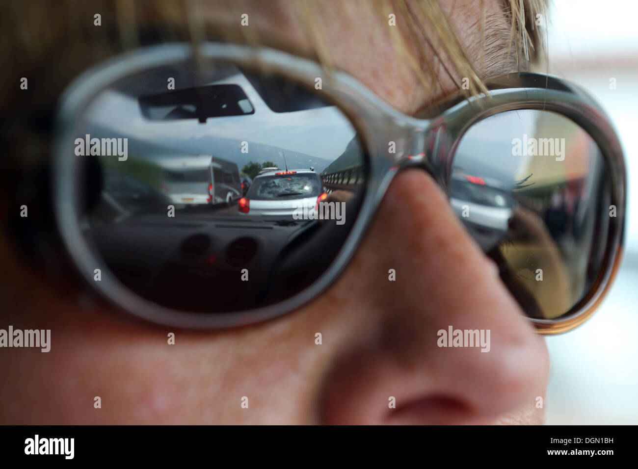 Trento, Italia, le automobili sono riflessi negli occhiali da sole di un pilota di auto Foto Stock