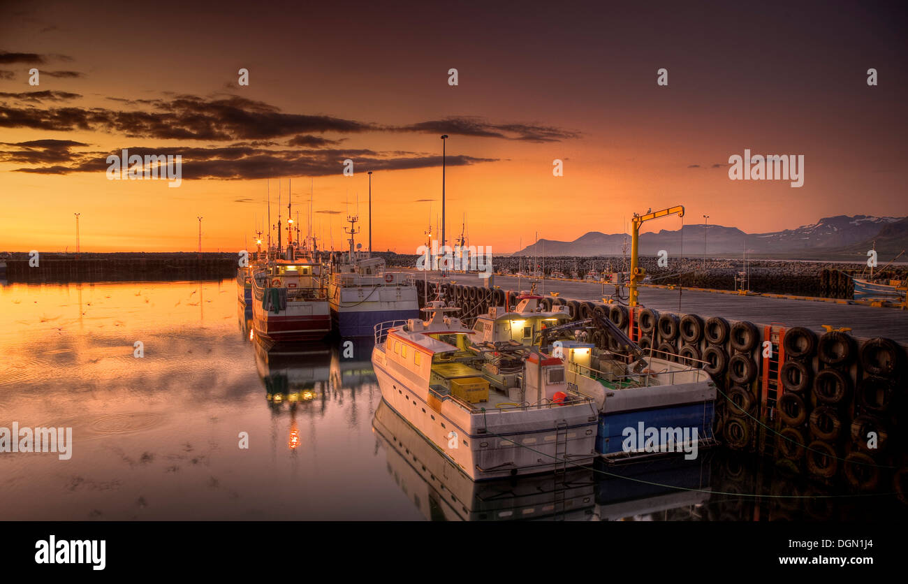 Le barche nel porto con il sole di mezzanotte, Olafsvik, Snaefellsnes Peninsula, Islanda Foto Stock