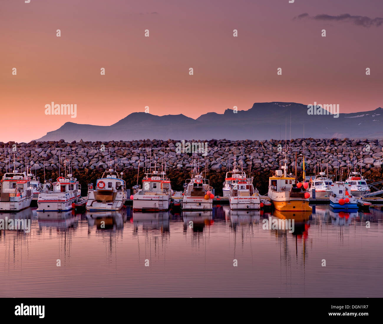 Le barche nel porto con il sole di mezzanotte, Olafsvik, Snaefellsnes Peninsula, Islanda Foto Stock