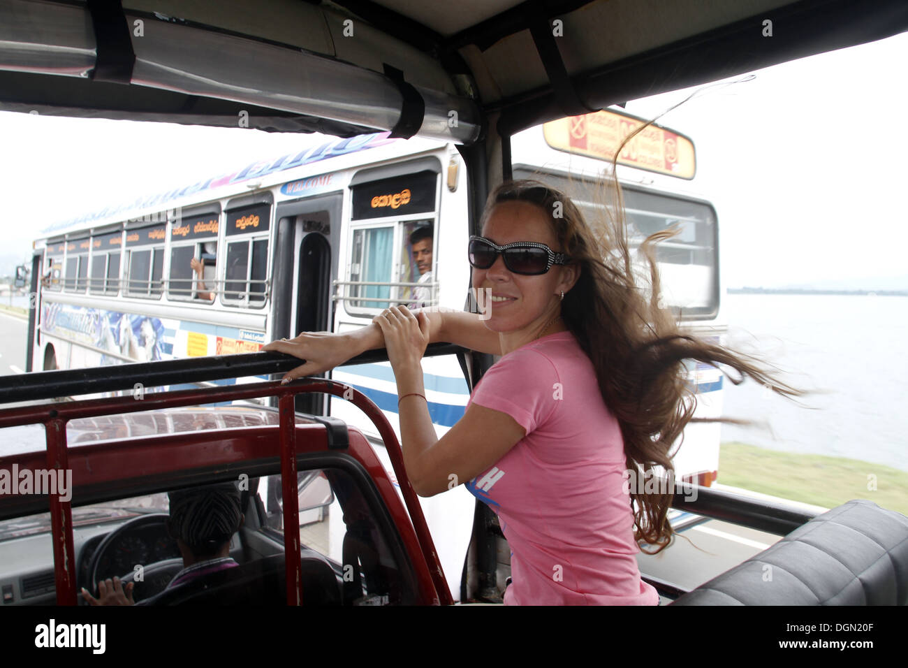 Donna con lunghi capelli volanti UDAWALAWE SRI LANKA 16 Marzo 2013 Foto Stock