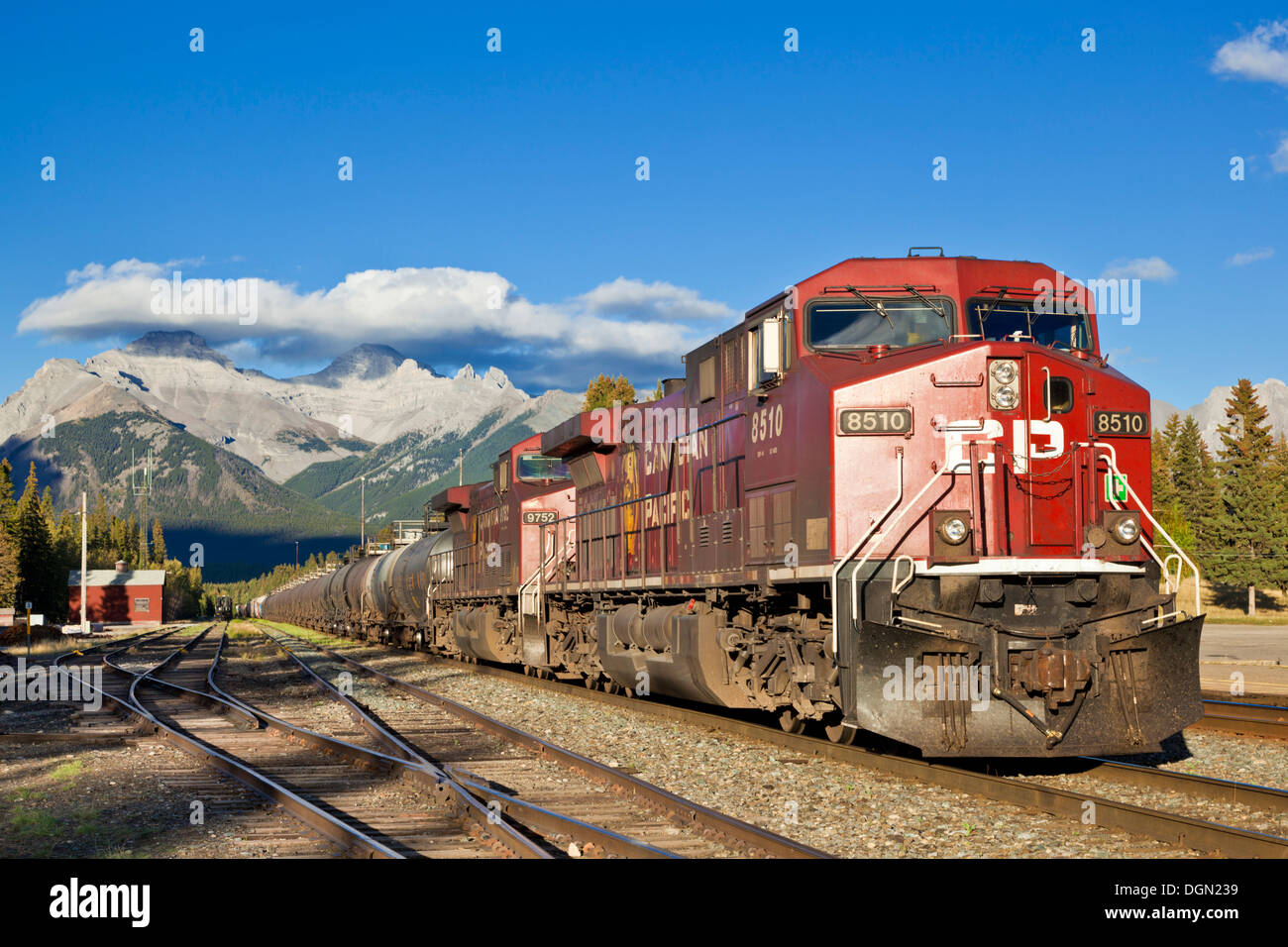 Canadian Pacific treno merci in attesa di partenza alla stazione di Banff Parco Nazionale di Banff Rockies Alberta Canada AB Foto Stock