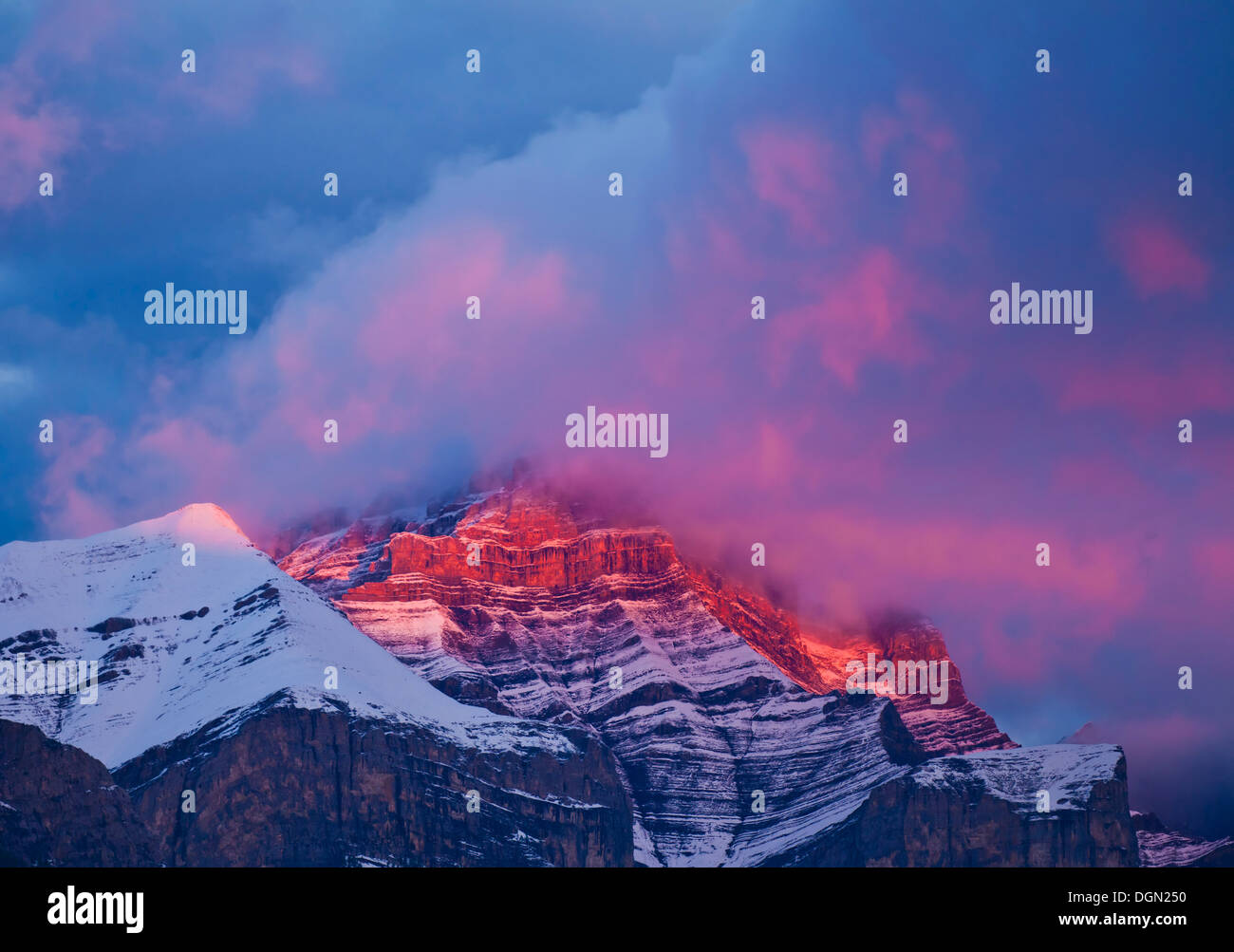 Mount Rundle presso Sunrise da Canmore Alberta Rockies Canadesi in Canada Foto Stock