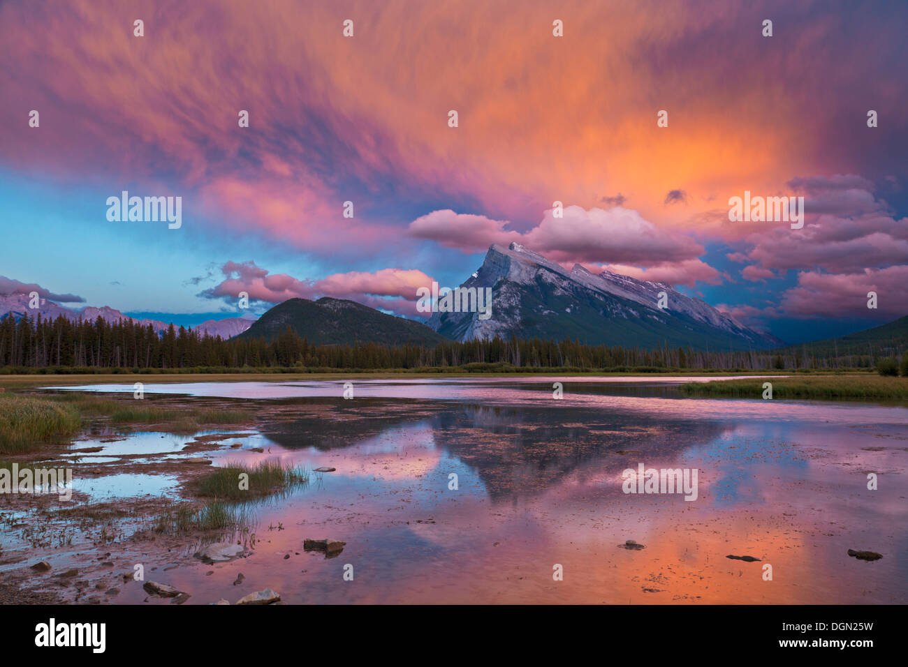 Mount Rundle sollevandosi al di sopra di Banff township da Laghi Vermillion drive al tramonto il Parco Nazionale di Banff Canada America del Nord Alberta Foto Stock