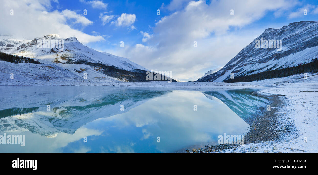 Il lago di acqua di disgelo ai piedi del Columbia Icefield Ghiacciaio Athabasca nel Parco Nazionale di Jasper Alberta Canada America del Nord Foto Stock
