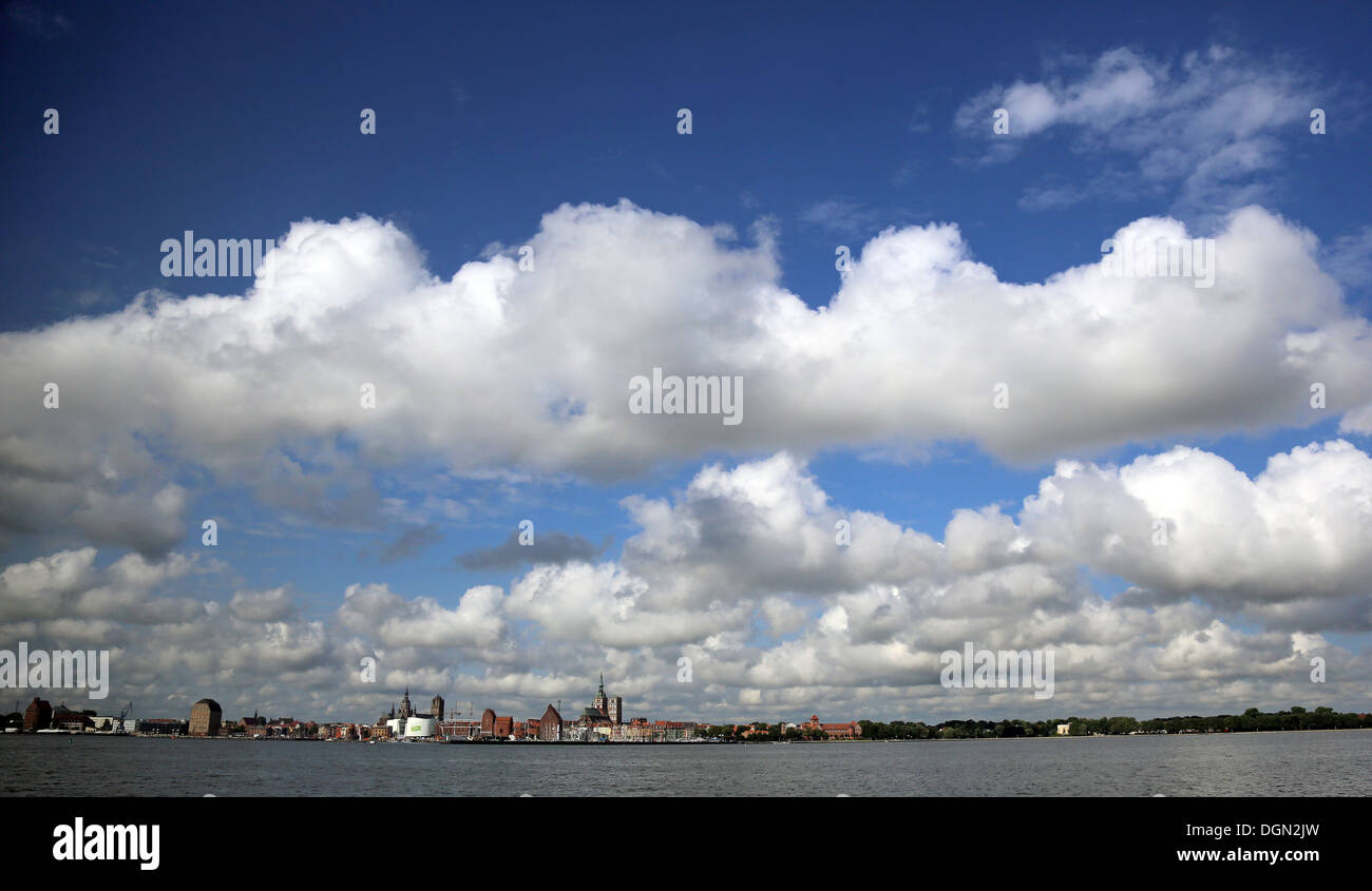 Stralsund, Germania, Stralsund su la vista sulla città vecchia e il porto Foto Stock