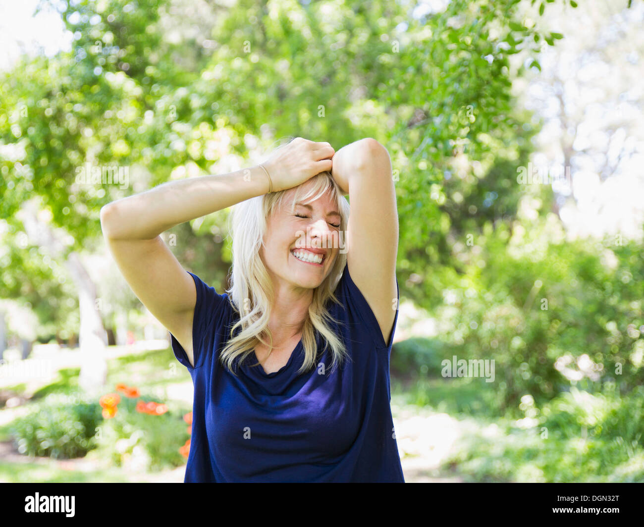 Stati Uniti d'America, Utah, Salt Lake City, ritratto di donna bionda in posizione di parcheggio Foto Stock