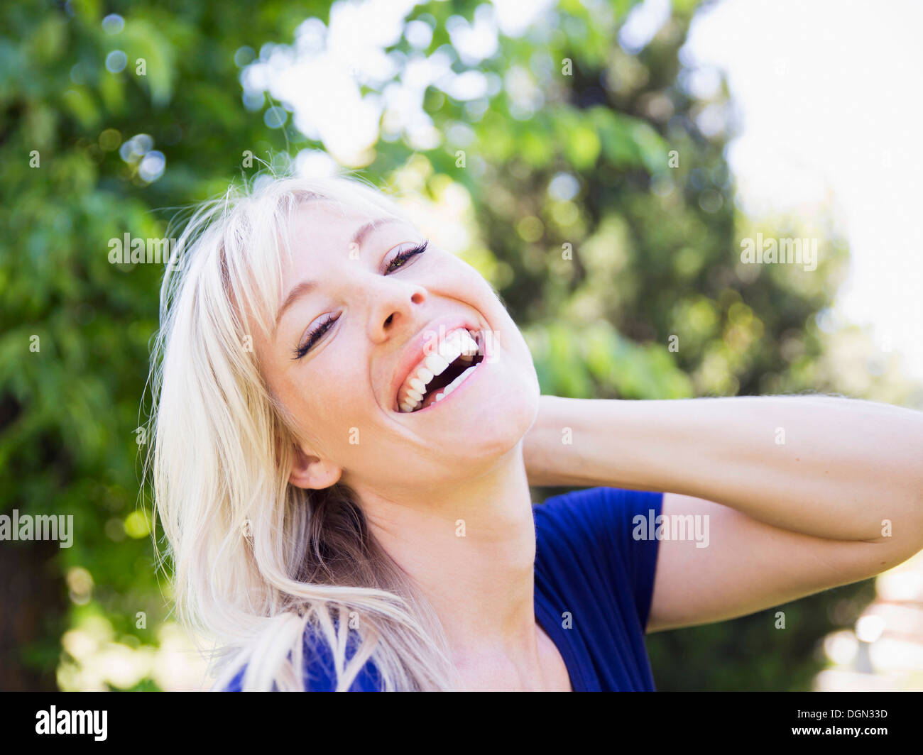 Stati Uniti d'America, Utah, Salt Lake City, ritratto di donna bionda in posizione di parcheggio Foto Stock