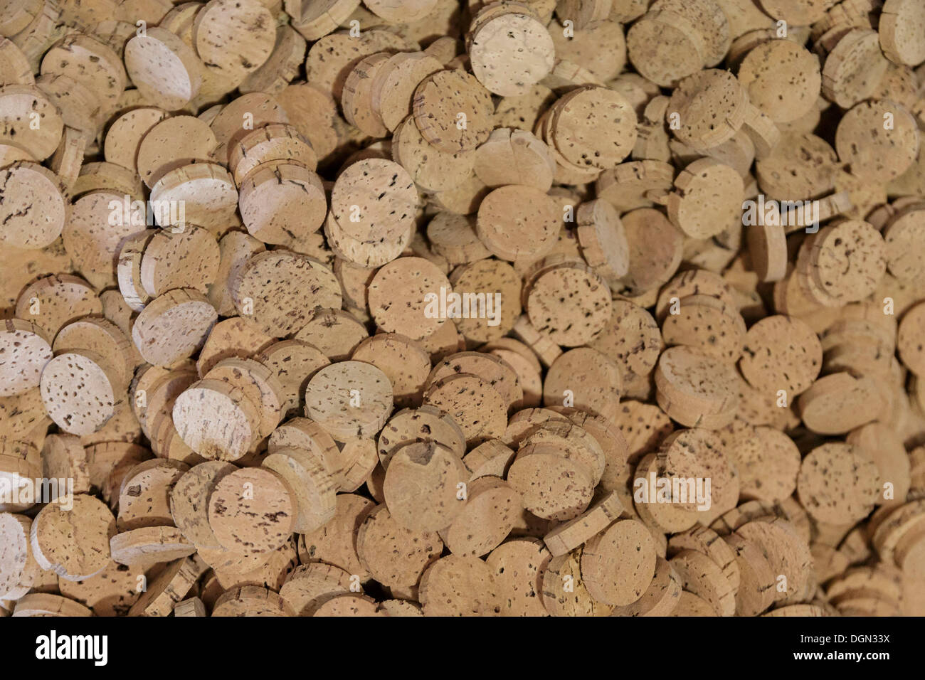 I tappi di sughero visto in bottiglie di una fabbrica di sughero in Spagna  Foto stock - Alamy