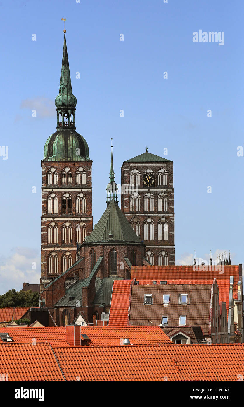 Stralsund, Germania, con vista sulle torri della chiesa di San Nicola Foto Stock