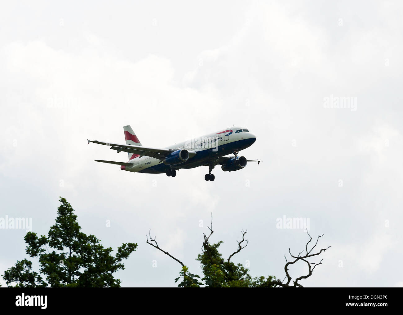 British Airways Airbus A320 aereo di linea G-MEDK sull approccio di atterraggio all'Aeroporto di Londra Gatwick LGW West Sussex England Regno Unito Foto Stock