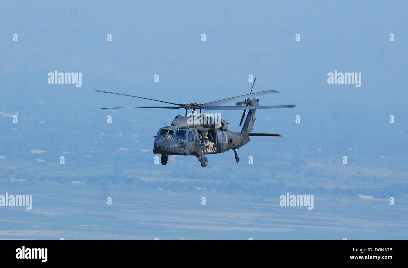 Un decimo di combattimento Brigata Aerea UH-60L Black Hawk elicottero equipaggi composti da membri del Massachusetts National Guard, conduce una personale missione di movimento 11 Ott. sulla provincia di Nangarhar, Afghanistan. Foto Stock