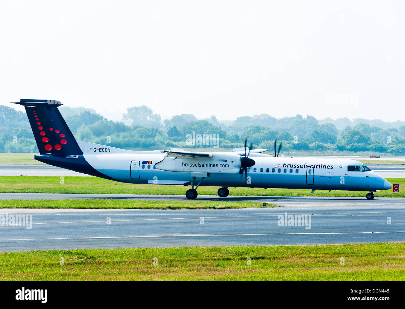 Brussels Airlines Bombardier DHC-8 Q400 Dash8 aereo di linea in rullaggio a aeroporto di Manchester Inghilterra England Regno Unito Foto Stock