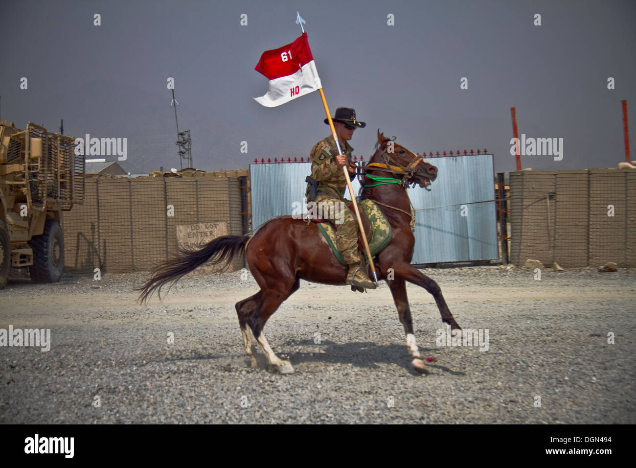 Provincia KHOWST, Afghanistan - STATI UNITI Esercito 1Lt. Jeremy A. Woodard, un ufficiale di macchina con 1° Stormo, 61o reggimento di cavalleria, quarta brigata Team di combattimento, 101st Airborne Division (Air Assault), corse a cavallo mantenendo la sede truppa Guidon, du Foto Stock