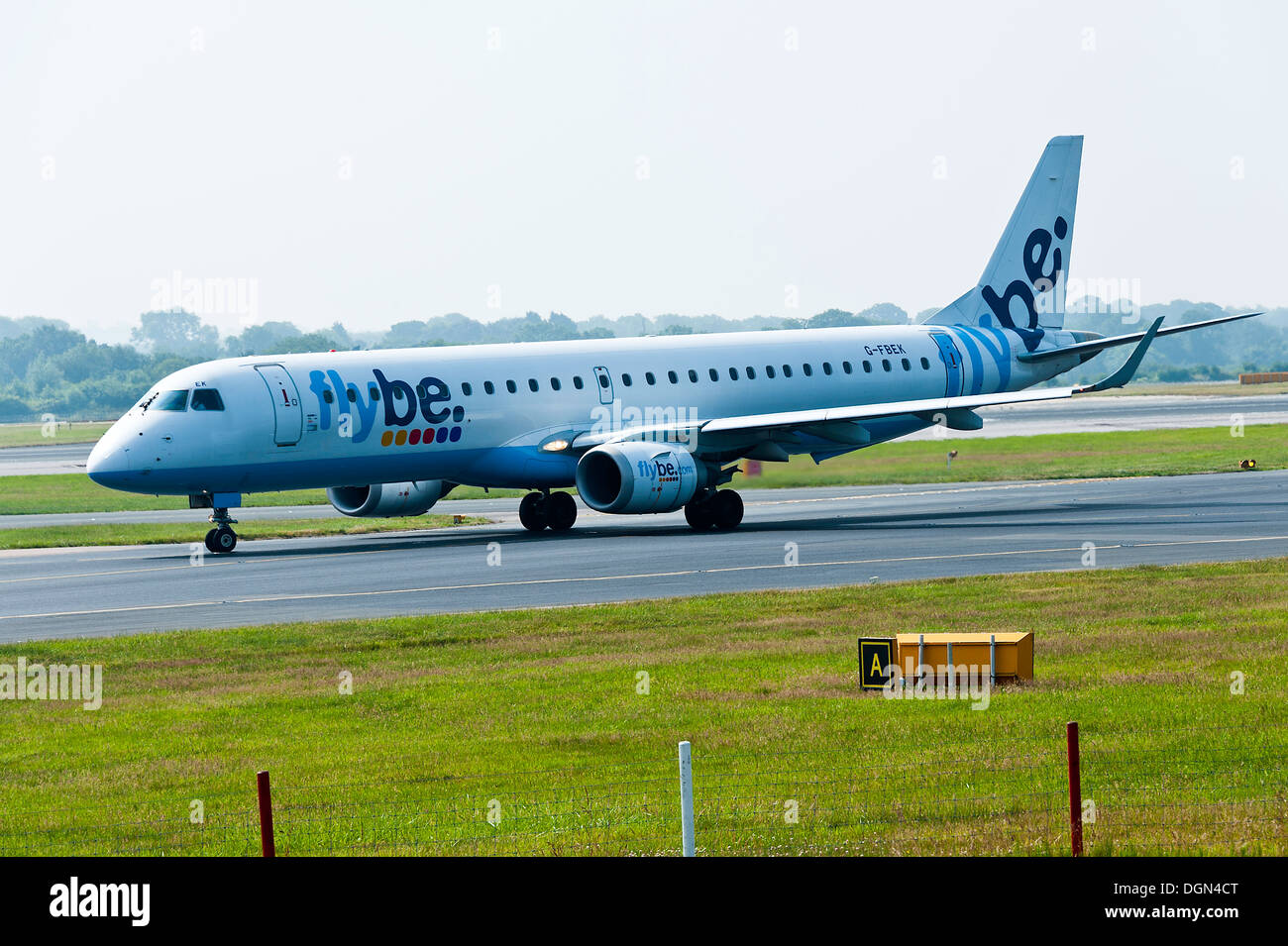 FlyBe Embraer 195 aereo di linea di rullaggio dopo aver atterrato all'Aeroporto Internazionale di Manchester Inghilterra England Regno Unito Regno Unito Foto Stock