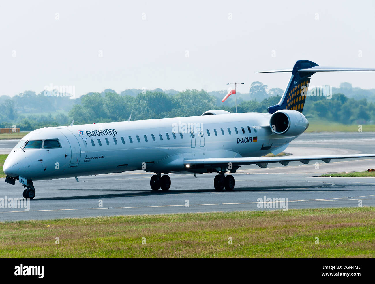 Eurowings Bombardier CL-600 CRJ900 Nuova Generazione D-ACNR aereo di linea in rullaggio a aeroporto di Manchester Inghilterra England Regno Unito Regno Unito Foto Stock