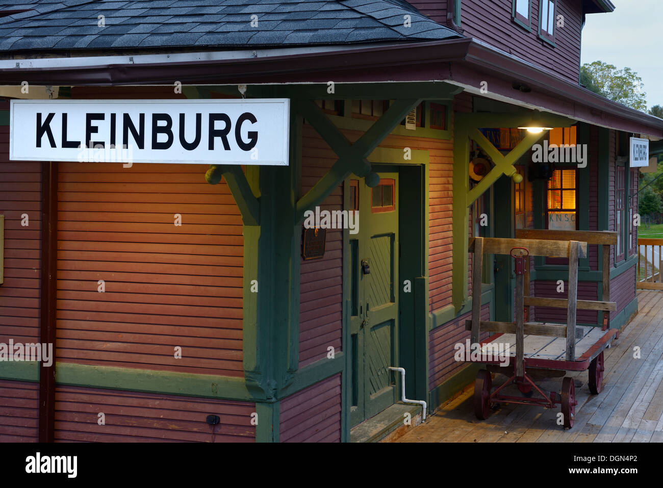 Kleinburg stazione ferroviaria Casa Scout al crepuscolo Foto Stock