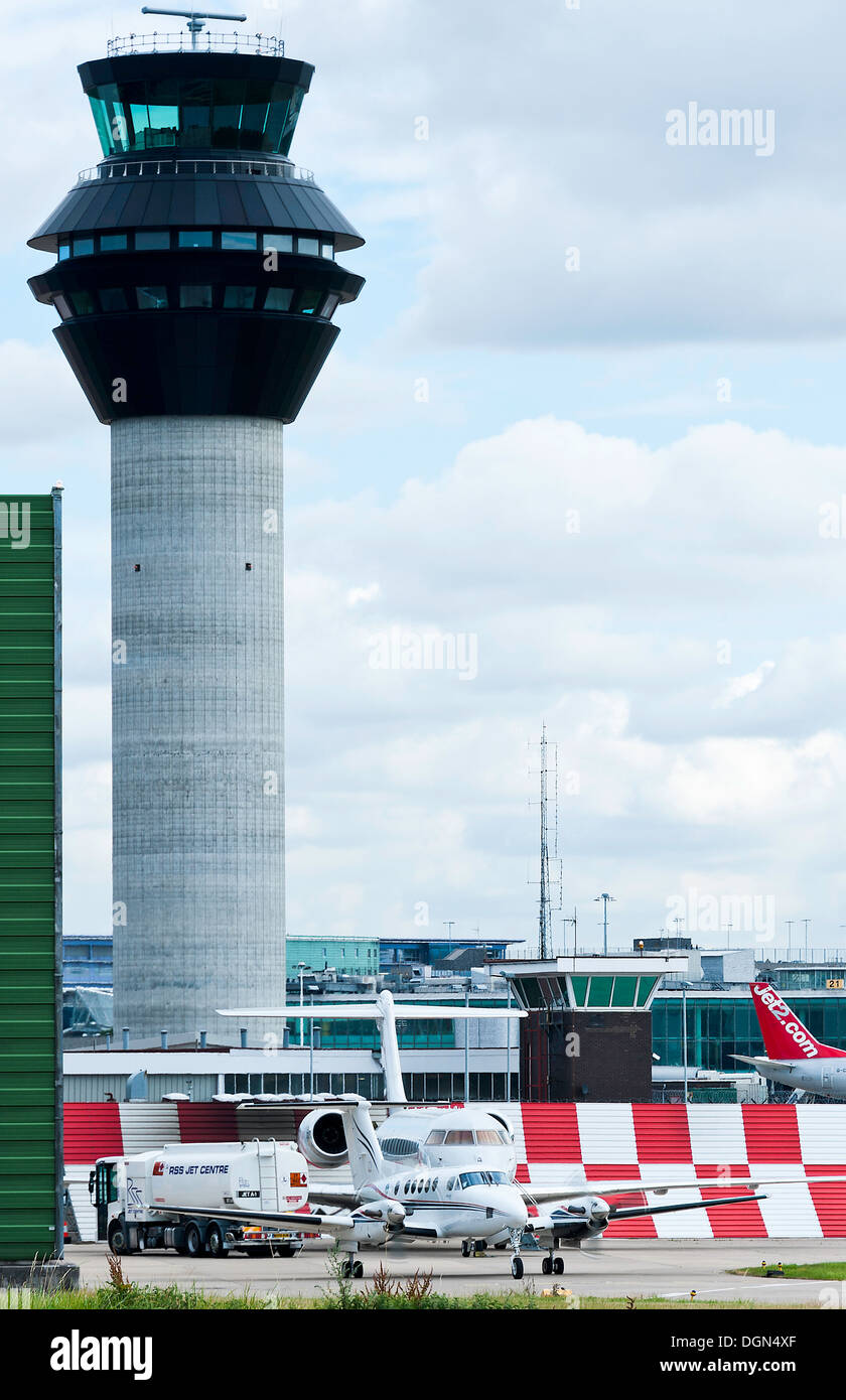 Il velivolo torre di controllo dell'Aeroporto Internazionale di Manchester con Jet Executive Area Parcheggio England Regno Unito Regno Unito Foto Stock