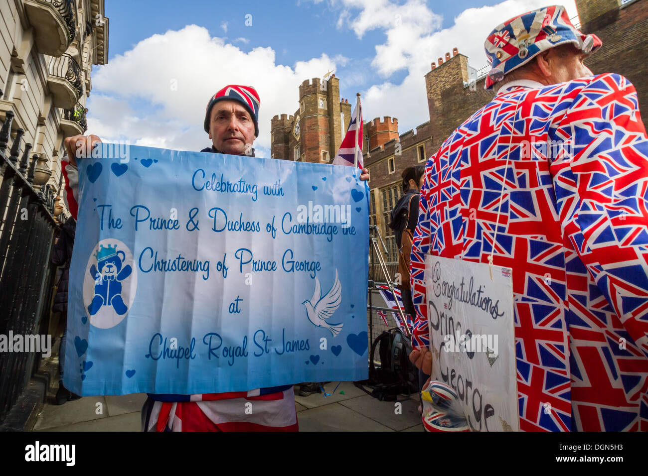 Royal i fan e la stampa attendere fuori dalle porte di St James's Palace come baby Prince George è battezzata. Londra, Regno Unito. Foto Stock