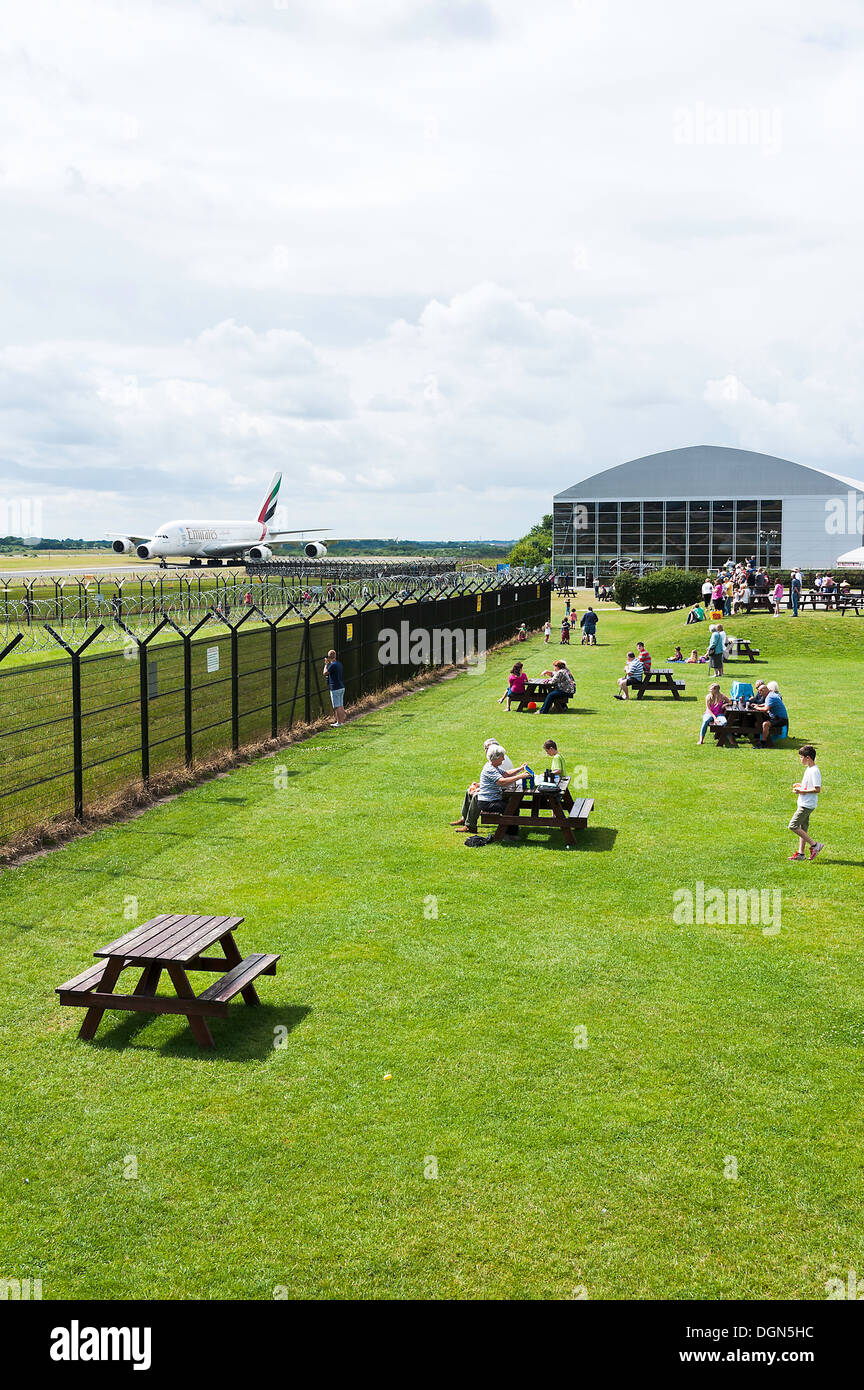 Emirates Airbus A380 aereo di linea di rullaggio all'arrivo all'Aeroporto Internazionale di Manchester Inghilterra England Regno Unito Regno Unito Foto Stock