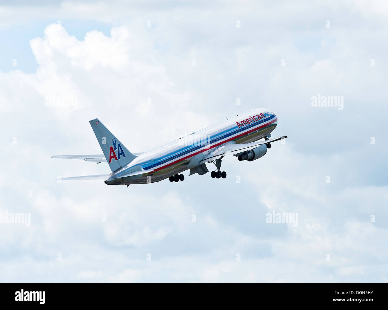 American Airlines Boeing 767 di decollare in partenza dall'Aeroporto Internazionale di Manchester Inghilterra England Regno Unito Regno Unito Foto Stock