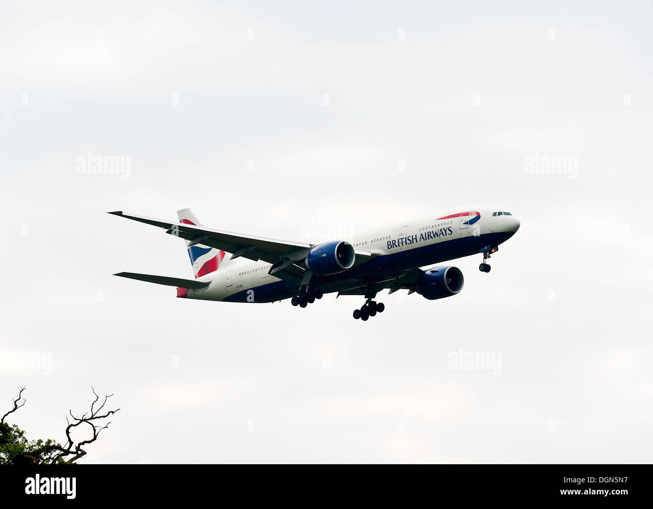 British Airways Boeing 777 aereo di linea G-VIIT sull approccio di atterraggio all'Aeroporto di Londra Gatwick LGW West Sussex England Regno Unito Foto Stock