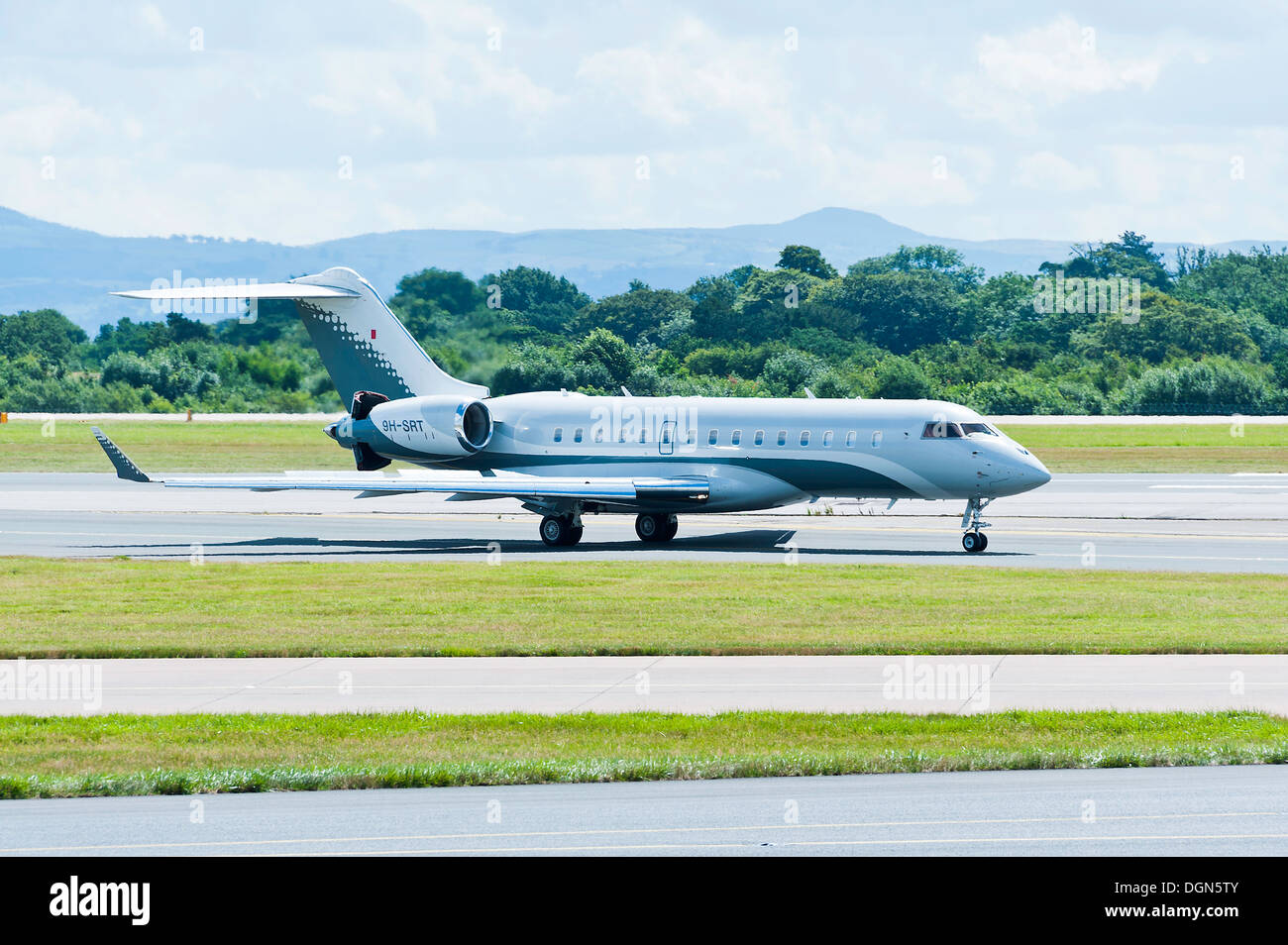 Hyperion Aviation Bombardier BD-700-1A10 Global Express XRS Executive aereo Jet 9H-SRT rullaggio all'Aeroporto di Manchester REGNO UNITO Foto Stock