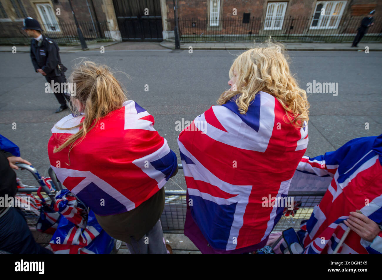 Royal i fan e la stampa attendere fuori dalle porte di St James's Palace come baby Prince George è battezzata. Londra, Regno Unito. Foto Stock