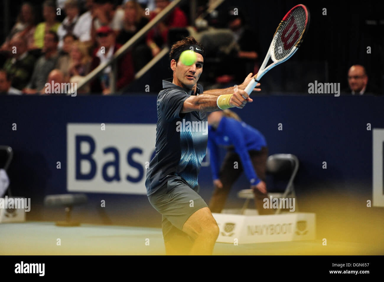 Basel, Svizzera. 23 ott 2013. Roger Federer (SUI) colpisce la palla con una sola mano scritto durante la seconda prova del campionato svizzero interni a St. Jakobshalle di mercoledì. Foto: Miroslav Dakov/Alamy Live News Foto Stock