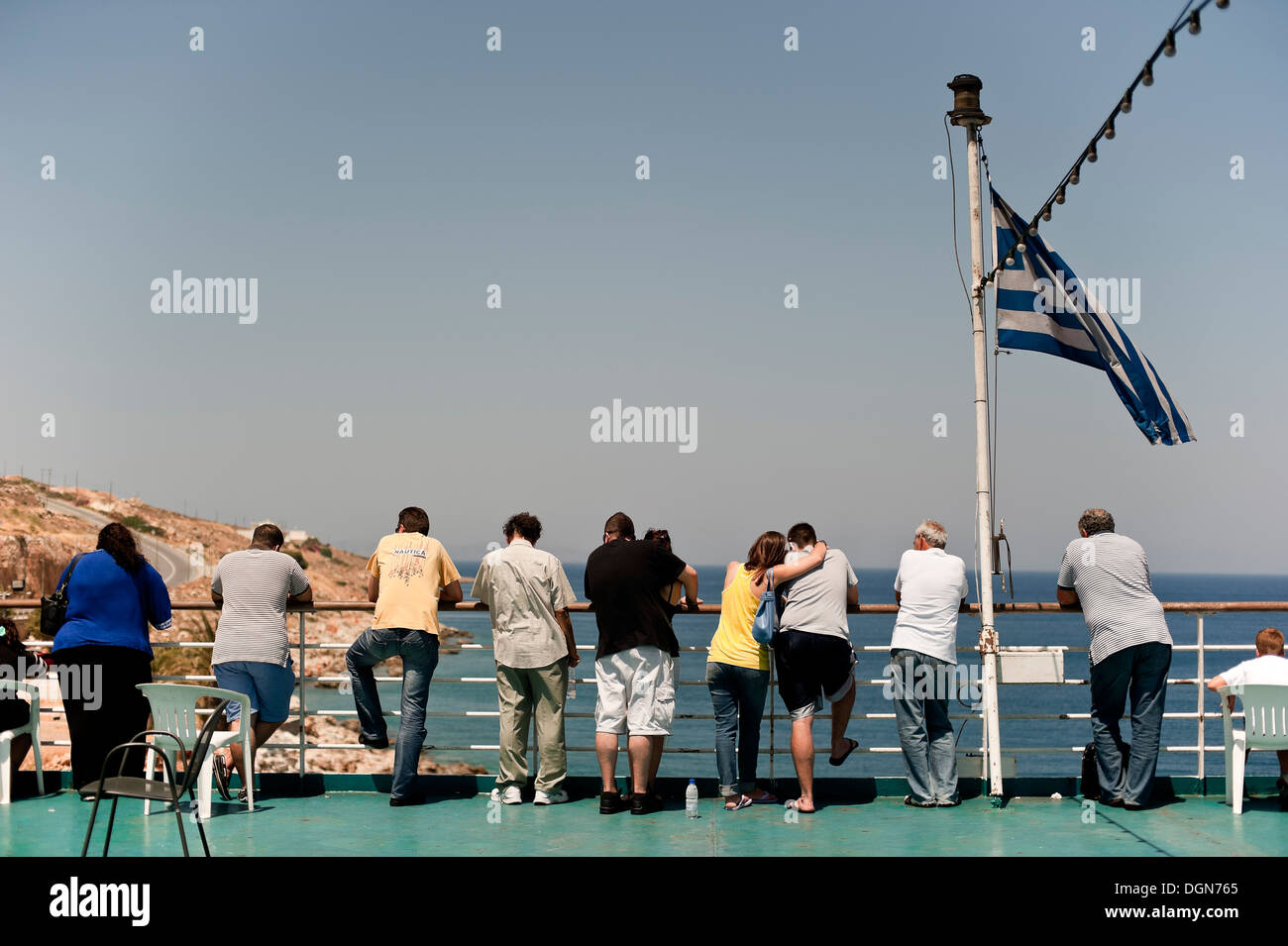 Le persone che viaggiano per le isole greche nel Mar Egeo godendo la vista dal ponte di una nave durante il periodo estivo Foto Stock