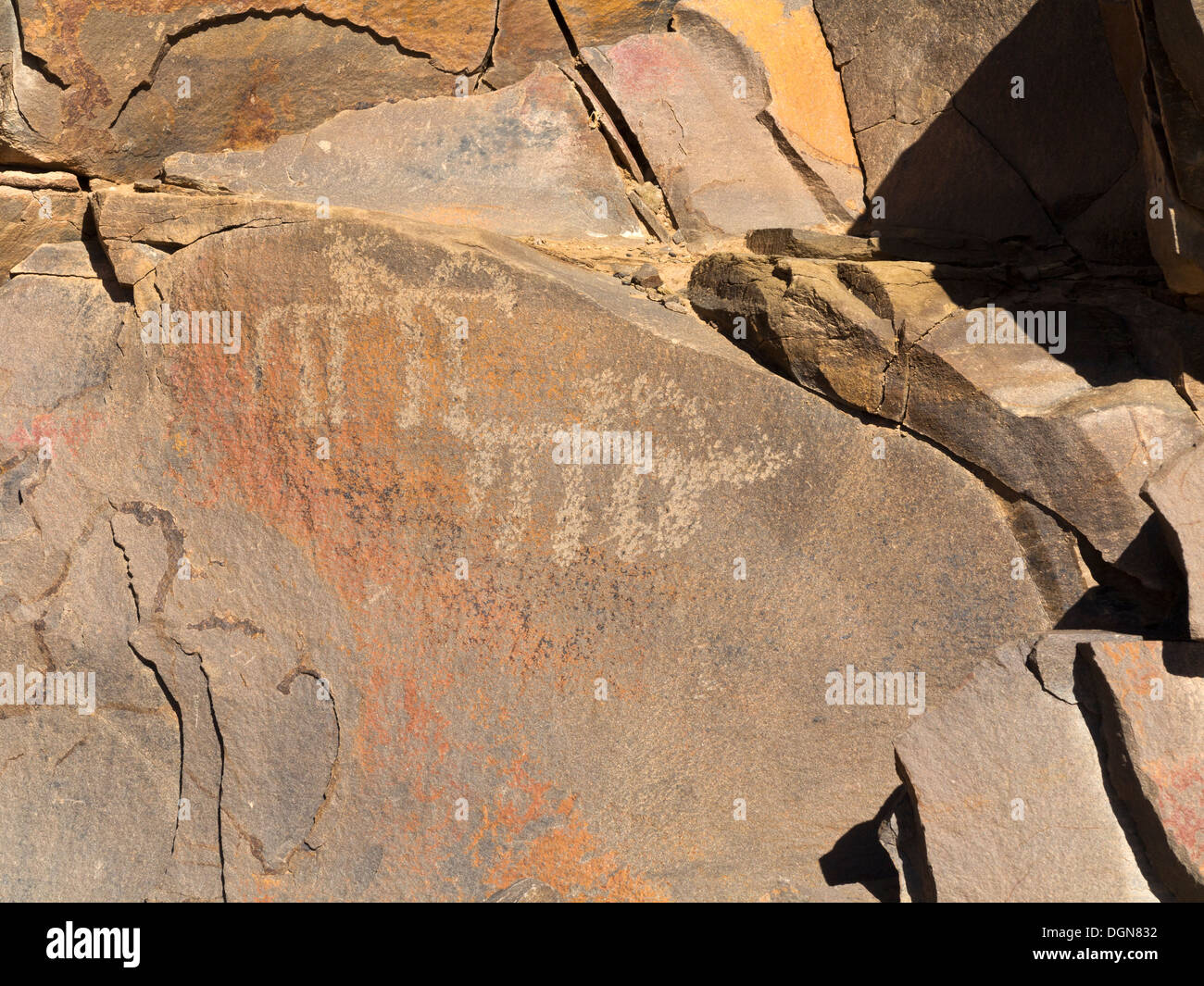 Antica rock-arte presso Jerf el Khil sulla strada dal Agdz a Zagora nella Valle del Draa, Marocco, Africa del Nord Foto Stock