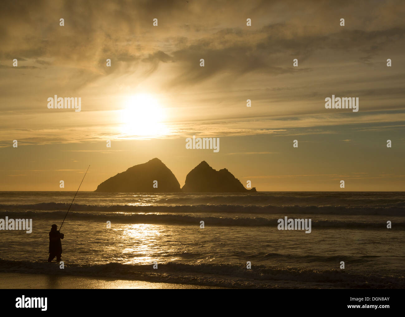 Sunset silhouette pescatore sulla costa di cormwall Foto Stock