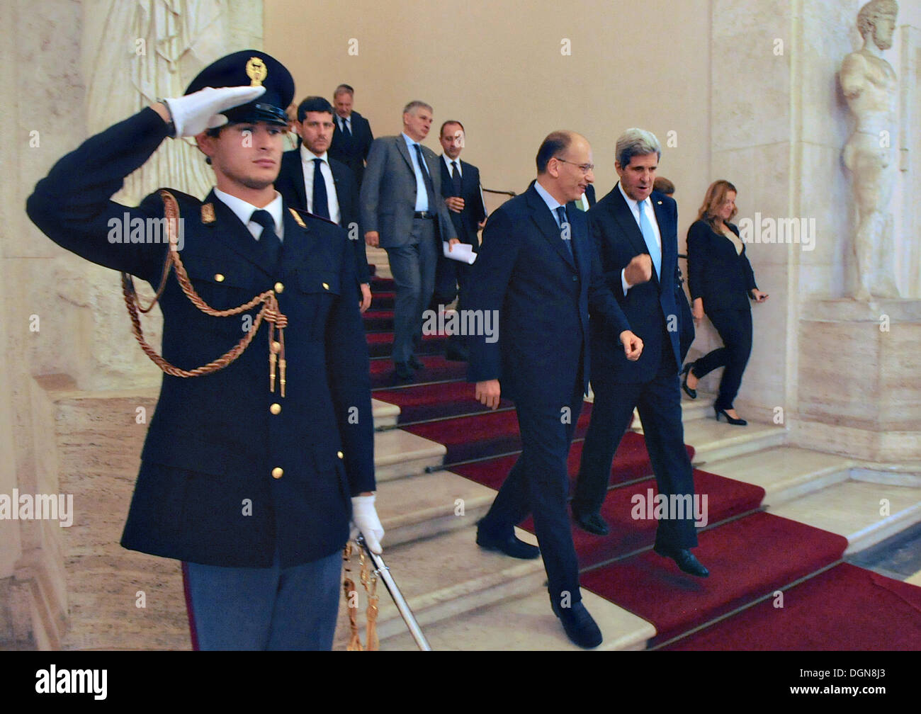 Il Segretario di Stato americano John Kerry le passeggiate con il Primo Ministro italiano Enrico Letta a conclusione del loro incontro bilaterale 23 Ottobre 2013 a Roma, Italia. Foto Stock