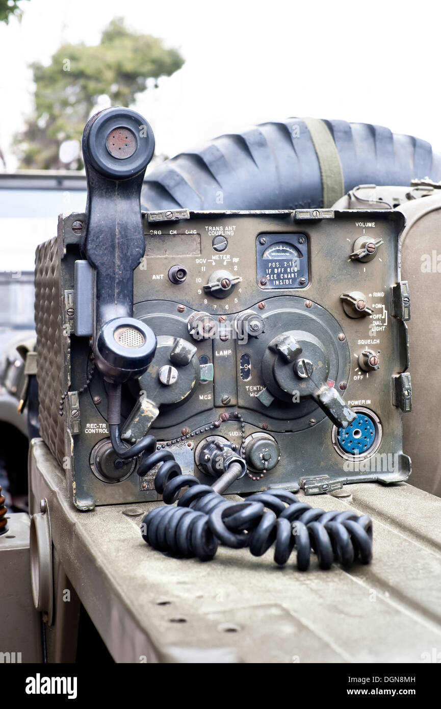 Radio militare su un veicolo Foto stock - Alamy