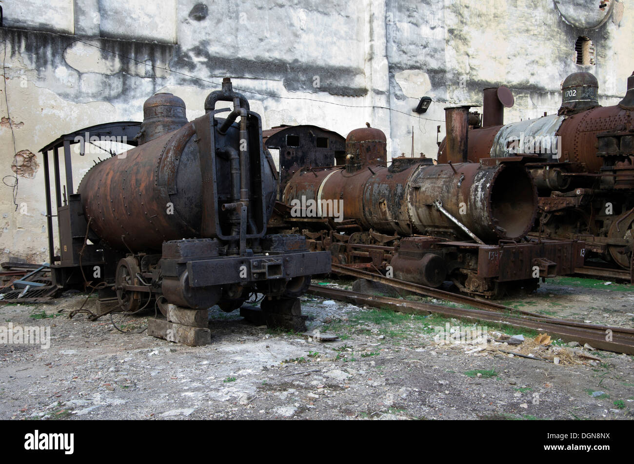 Locomotiva laboratorio di restauro, parti di tre vetture, arrugginita lontano Foto Stock