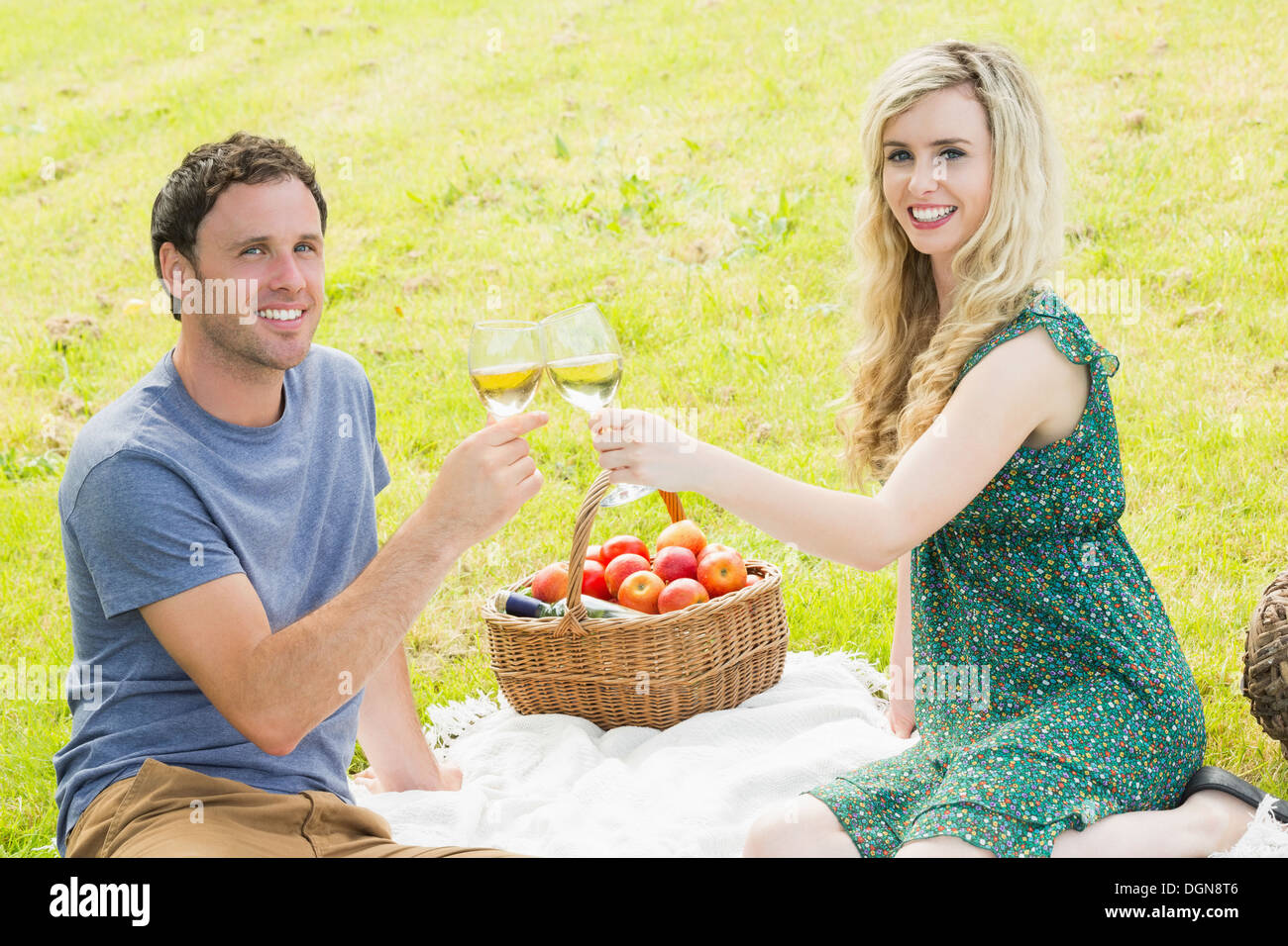 Dolce coppia giovane con picnic Foto Stock