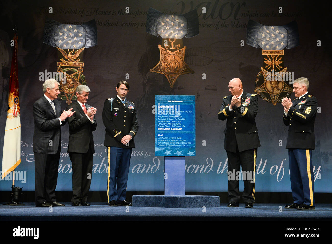 Da sinistra a destra, il Segretario della Difesa Chuck Hagel, segretario dell'esercito John McHugh, ex U.S. Esercito Capt. William D. Swens Foto Stock