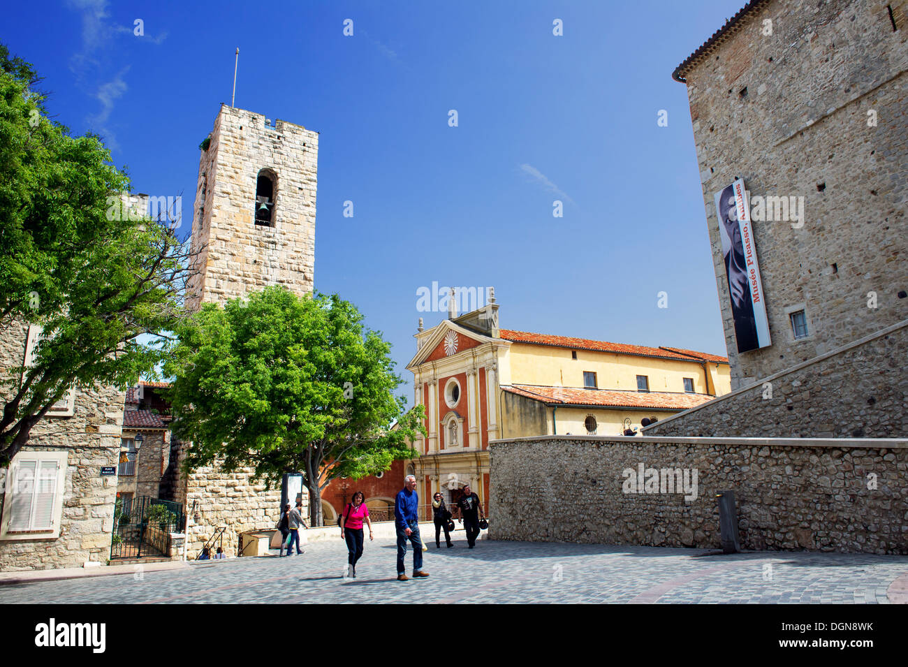 L'Europa, Francia, Alpes-Maritimes, Antibes. Place Mariejol. Il Museo di Picasso nel castello Grimaldi e la cattedrale. Foto Stock