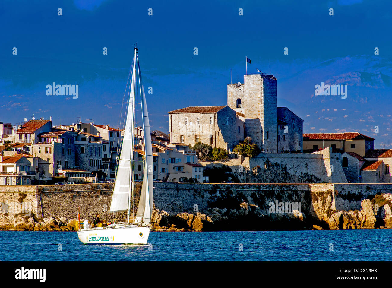 L'Europa, Francia, Alpes-Maritimes, Antibes. Barca a vela di fronte ai bastioni della città vecchia. Foto Stock