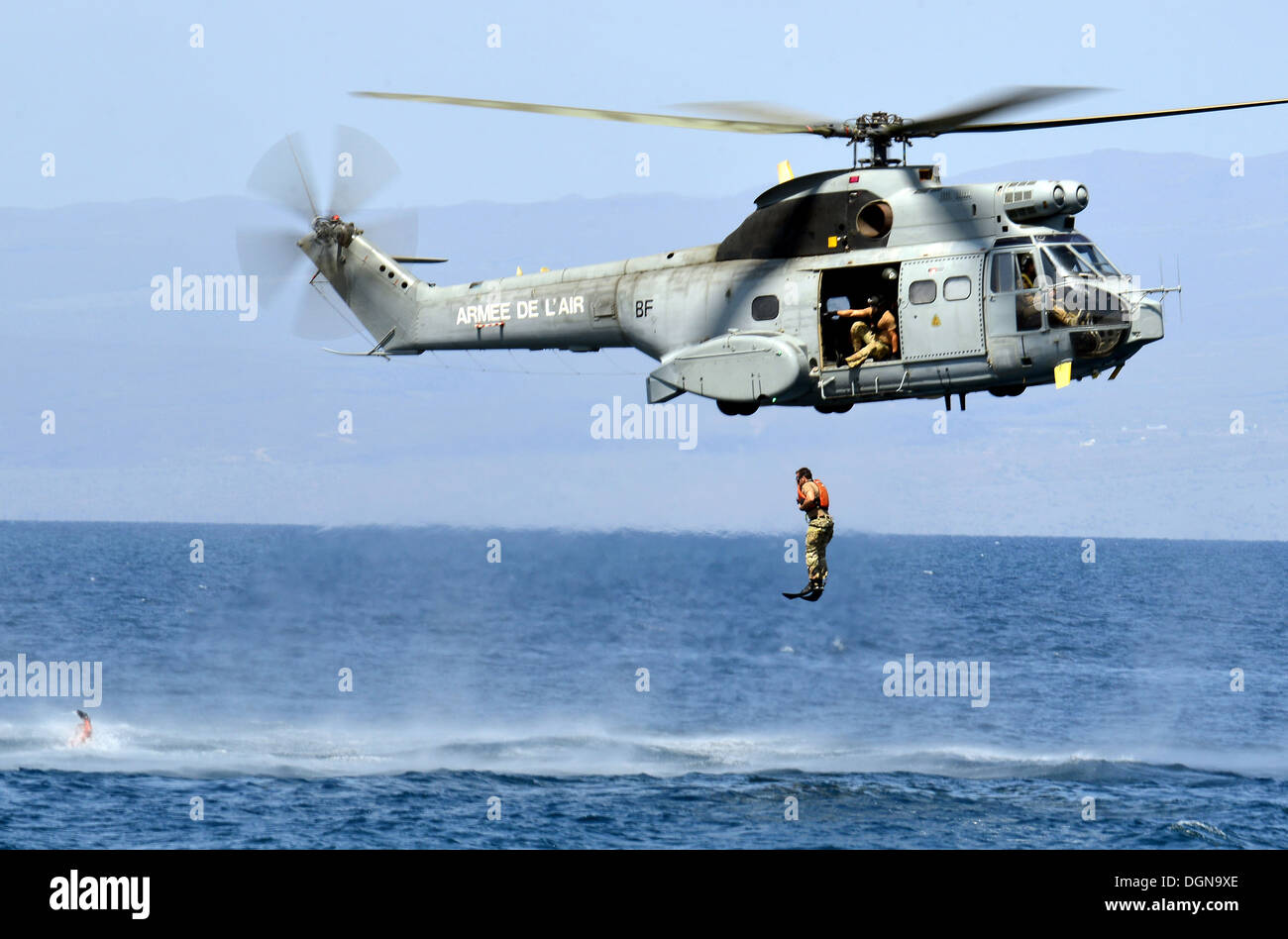 Noi funzionamento speciale avieri con l'ottantaduesima Expeditionary squadrone di salvataggio e francese forza speciale saltare da un francese SA-330 Puma elicottero durante aria-acqua corsi di formazione di qualifica Ottobre 17, 2013 vicino a Camp Lemonnier, Gibuti. Foto Stock