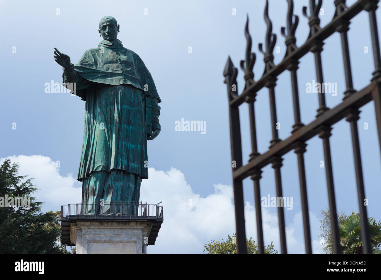 Il San Carlone, o il colosso di San Carlo Borromeo, un gigante del xvii secolo Statua di St Carlo Borromeo a Arona, Italia. Foto Stock