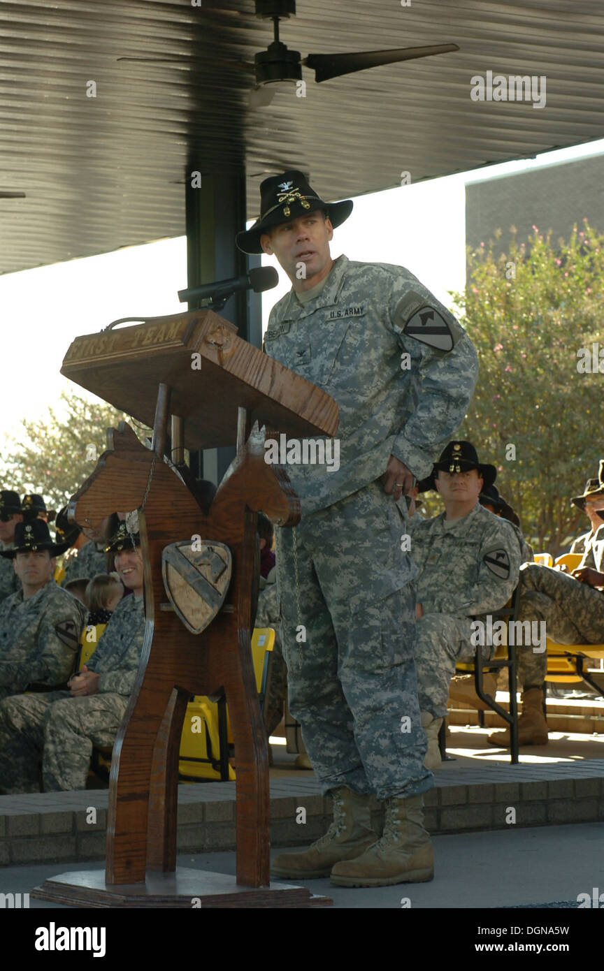 Col. William Benson, comandante uscente della quarta BCT, 1° Cav, Div., dà il suo ultimo discorso durante una cerimonia di disattivazione alla Cooper Campo, Fort Hood, Texas ott. 17. "Anche se potremmo caso i nostri colori non cancelliamo tutto ciò che questi soldati dei vigili del fuoco e di leader Foto Stock