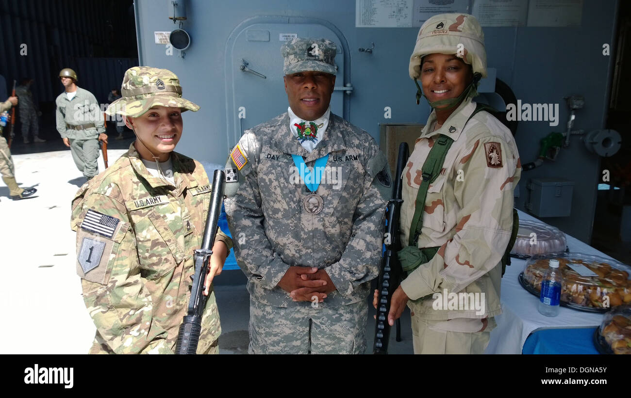 (Da sinistra a destra) Personale Sgt. Linette Halsey, Master Sgt. Isacco il giorno e il personale Sgt. Maruquel Barnes posano per una foto prima di Foto Stock