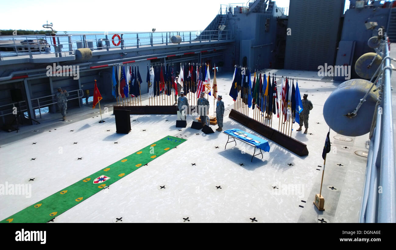 Tre membri Il Sgt. Audie Murphy Club di Hawaii recitato il Noncommissioned Officers Creed durante il trimestrale Sgt. Audie Murphy Club di Hawaii cerimonia di induzione, il 16 ottobre, a bordo del supporto logistico recipiente 7, il SSgt. Robert T. Kuroda. Foto Stock