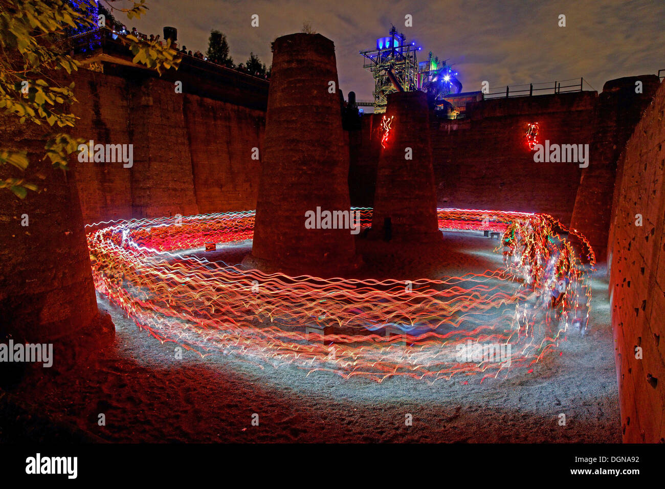 Velocità della luce della Ruhr. Evento di luce di 120 corridori digitale luminoso luci led sulle guide tuta. Evento di arte di Angus Farquhar Foto Stock