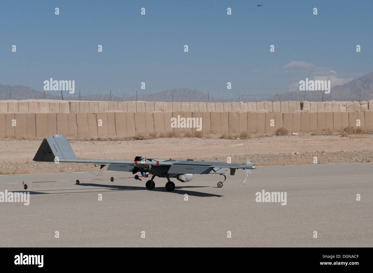 Un drone - un RQ-7B Shadow - si arresta dopo aver toccato verso il basso su una striscia di atterraggio gestito da U.S. Esercito soldi Foto Stock