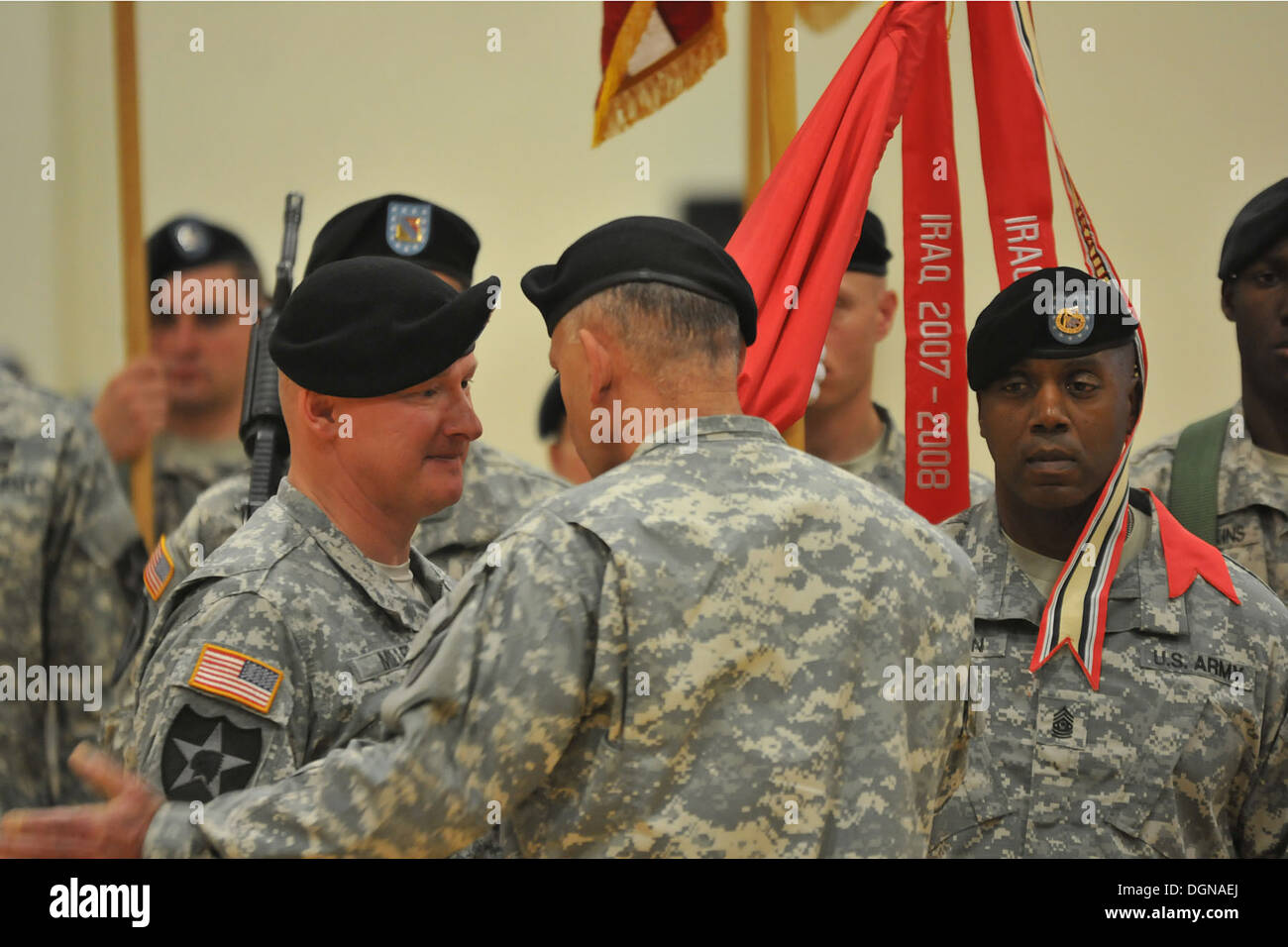 Col. Jody Miller accetta il 4-2 Stryker Brigade Combat Team, 7° Divisione di Fanteria i colori dal 7° Inf. Div. commander, il Mag. Gen. Stephen R. Lanza, significando Miller il ruolo di incoming comandante di brigata durante un cambiamento di cerimonia di comando ott. 16 Foto Stock