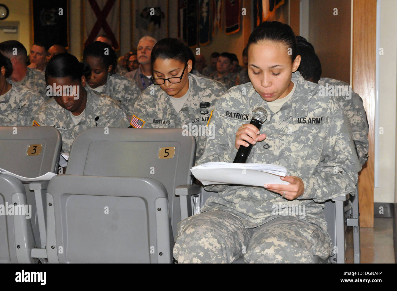 Pfc. Shaunja Patrick, un veicolo su ruote meccanico da 509a brigata Supporto Azienda, 504th Battlefield brigata di sorveglianza, legge la sua parte di un ordine di parti vignette durante una prova di concetto (ROC) Praticare condotte circa il Fort Hood Wave 1 Global Sup Foto Stock